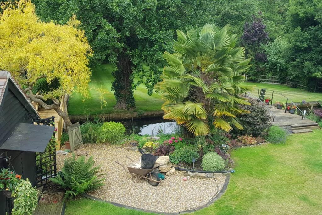 Riverside Lodge Pied A Terre Fordingbridge Esterno foto