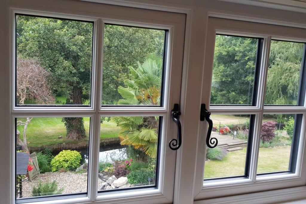 Riverside Lodge Pied A Terre Fordingbridge Esterno foto